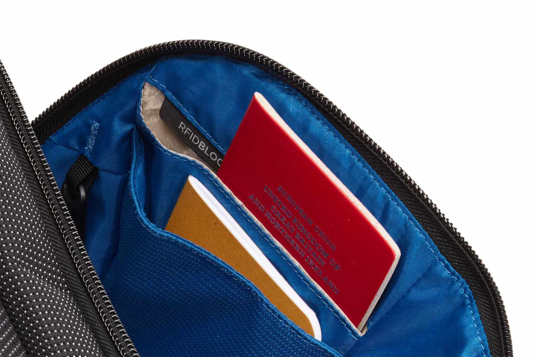 Thule Crossover 2 Boarding Bag 25L | Black - KaryKase